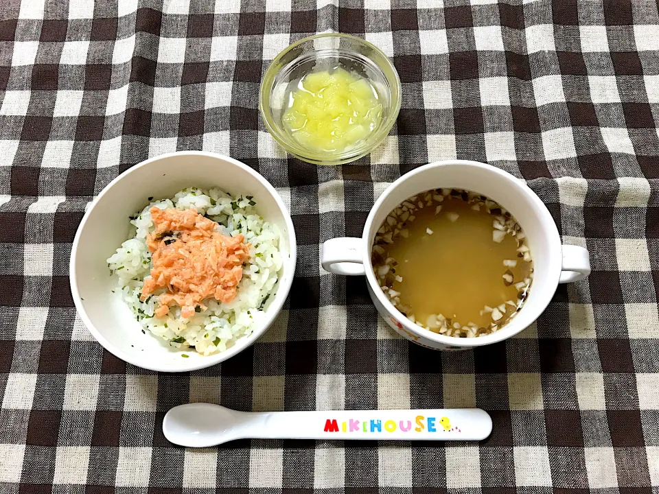 【離乳食】鮭わかめごはん、きのことじゃがいものお味噌汁、キウイ|sayaさん