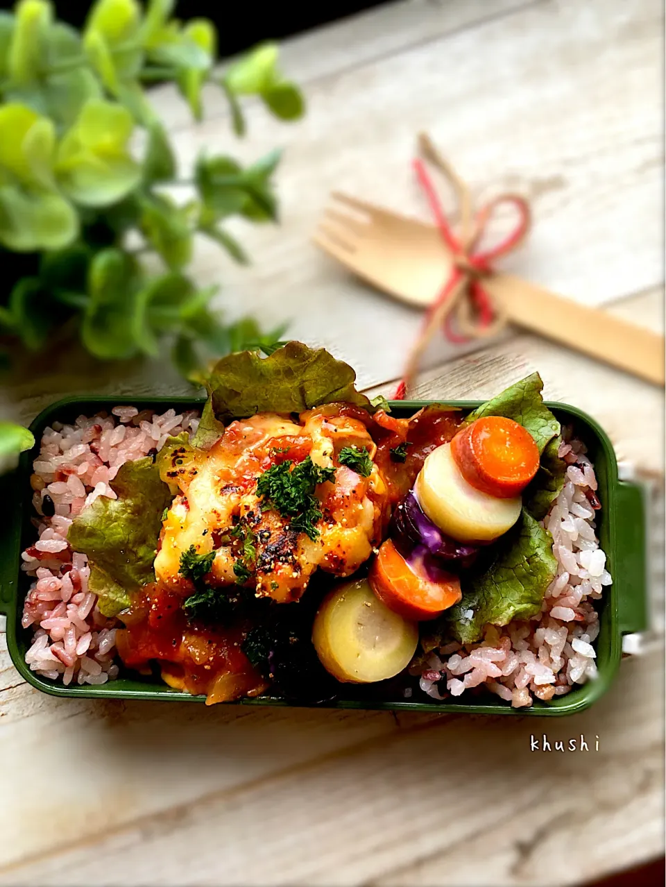 チキン🐓のトマト煮🍅チーズ🧀焼きで小僧弁当🍱〜3色の人参🥕のグラッセを添えて〜|KOZUEさん