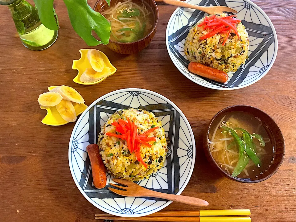 Snapdishの料理写真:納豆と高菜のチャーハン、もやしとピーマンのお味噌汁|ＭＡＲＵＥ家の食卓さん