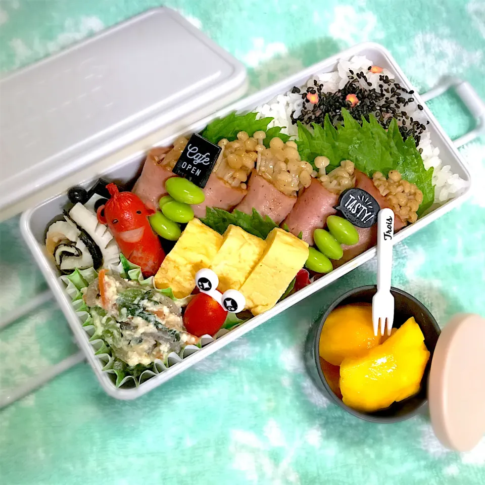 Snapdishの料理写真:JK1弁当🍱〜えのきベーコン巻き・玉子焼き・ほうれん草白和え・ちくわ海苔チーズくるくる・ソーセー人・枝豆・マンゴー🥭|華恋さん