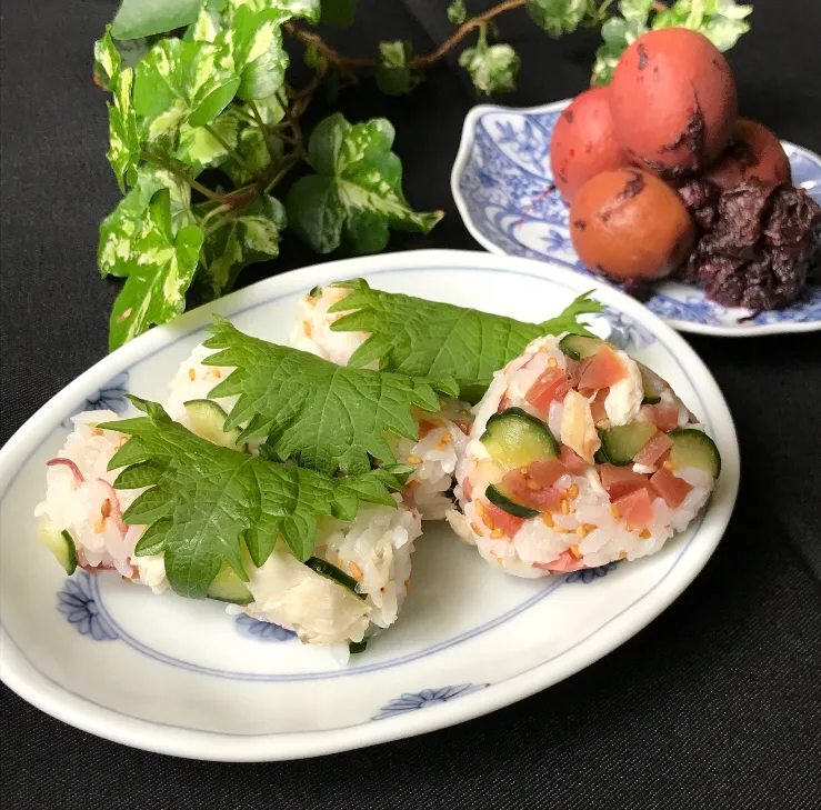 🐟残り物カマス一夜干しで　丁度 出来上がったカリカリ梅と胡瓜＋胡麻＋茗荷の混ぜ寿司　ひとくち大葉巻きと小さな三角おむすび  🍙|Hollyさん