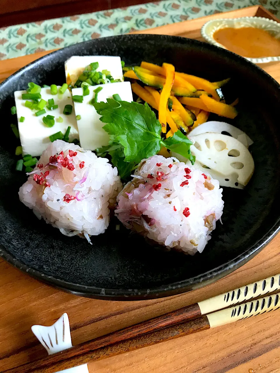 梅シラスおにぎり、かぼちゃ🎃きんぴら、豆腐ピリ辛ソース|atsukoさん