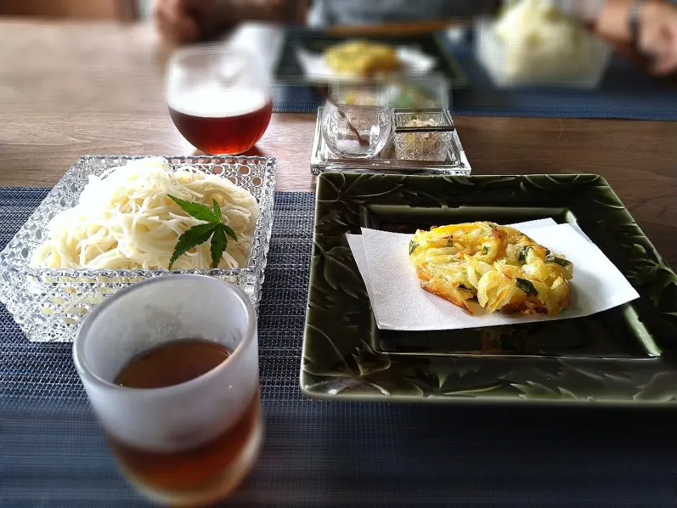 素麺とかき揚げのある食卓|古尾谷りかこさん