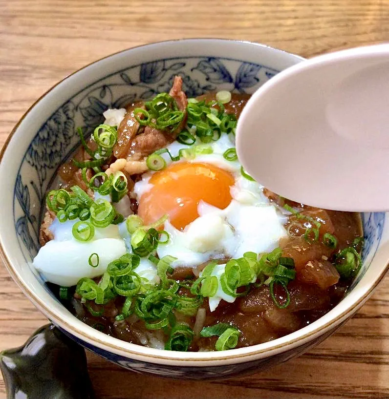 お昼は ピリ辛･牛すじ丼・・|ばくあんしゃさん