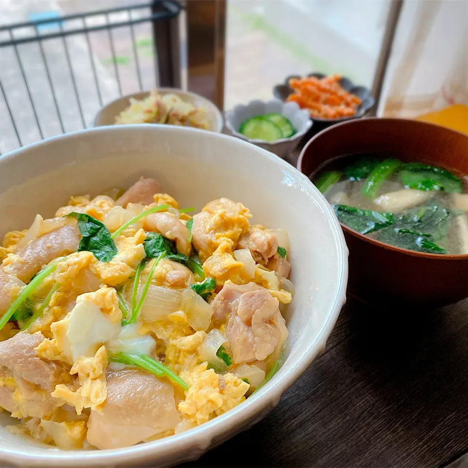 【親子丼】【小松菜と油揚げの味噌汁】|なつきさん