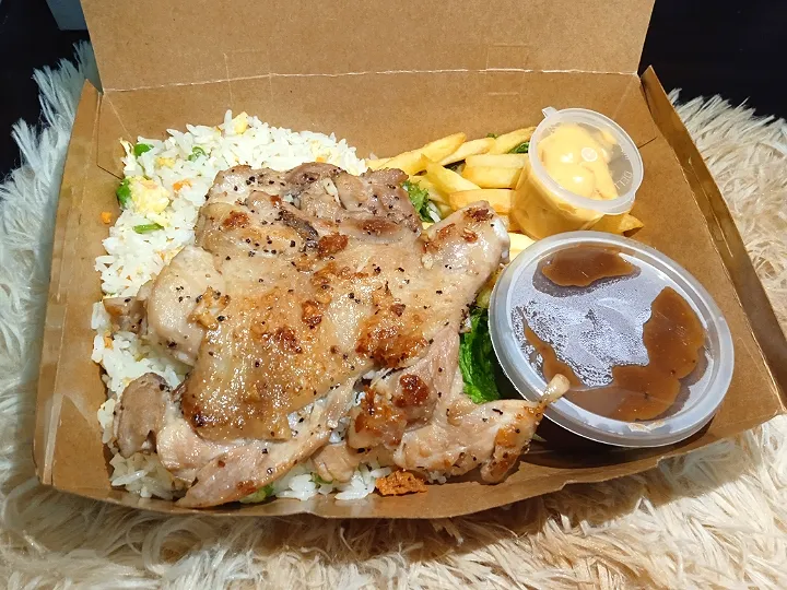 NASI GORENG GRILLED CHICKEN CHOP|Mon Monさん