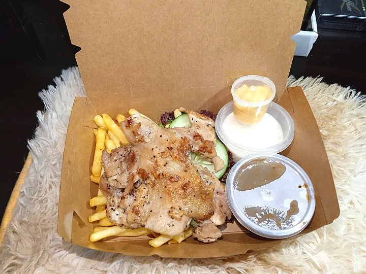 Snapdishの料理写真:GRILLED CHICKEN CHOP RM12RINGGIT AREA KOTA WARISAN COD RM3 RINGGIT|Mon Monさん