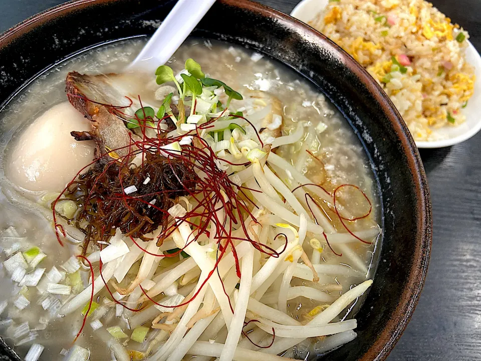 Snapdishの料理写真:町中華　背脂チャッチャ醤油ラーメン半チャーハン|須佐 浩幸さん