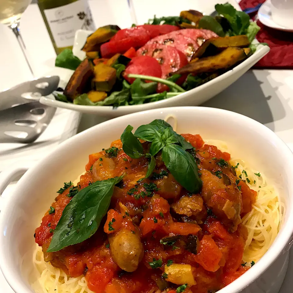 チョリソーのトマトソースパスタ🍝＆🎃と🍅のサラダ🥗➰🥂😋|ナムナムさん