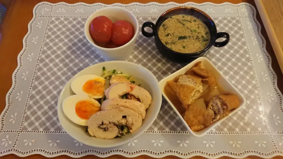 ☆大葉と梅肉で蒸し鶏
☆揚げと大根の煮物
☆湯剥きトマトの白だし漬け
☆ワカメとゴマのスープ|chikakoさん