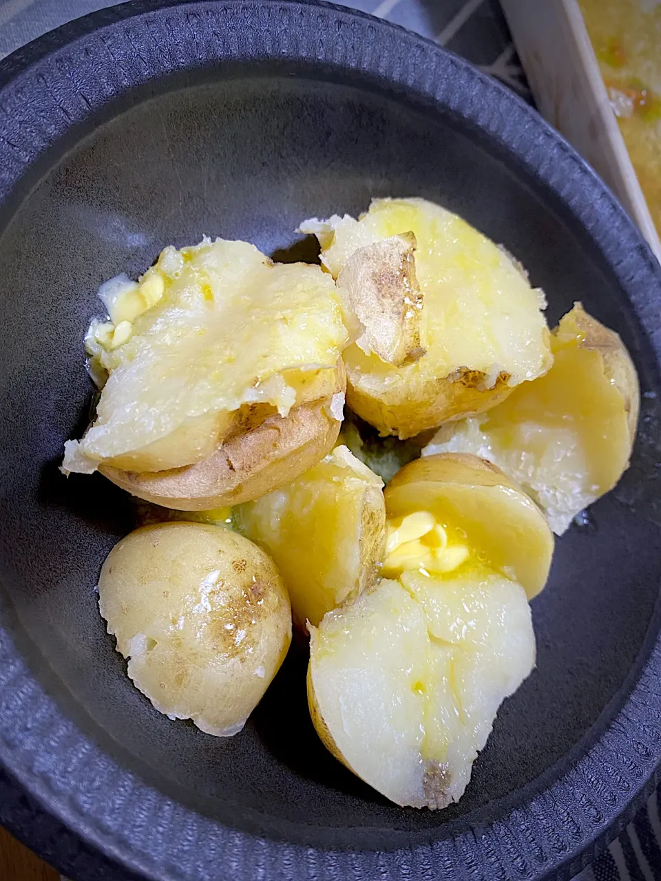 Snapdishの料理写真:今日掘ったじゃがいもで🥔新じゃがバター🧈|1614さん