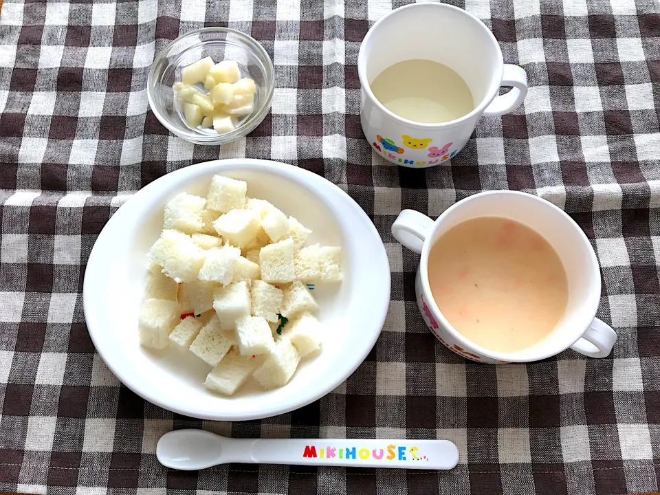 【離乳食】鮭とじゃがいものミルクスープ、食パン、もも、ミルフィー|sayaさん