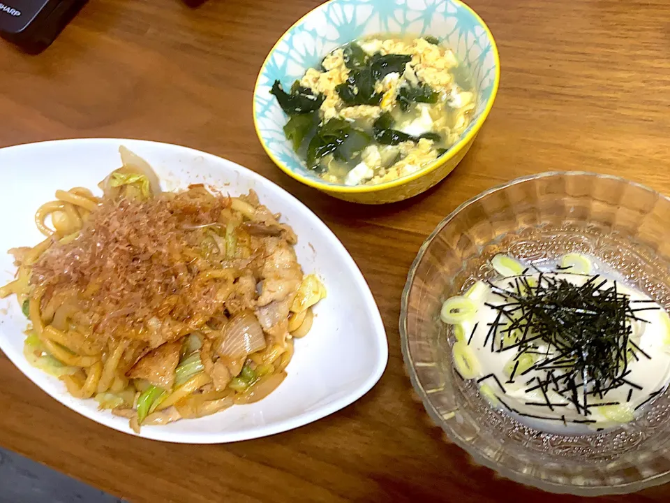 Snapdishの料理写真:焼うどん、冷ややっこ、わかめ玉子スープ|aico☆さん