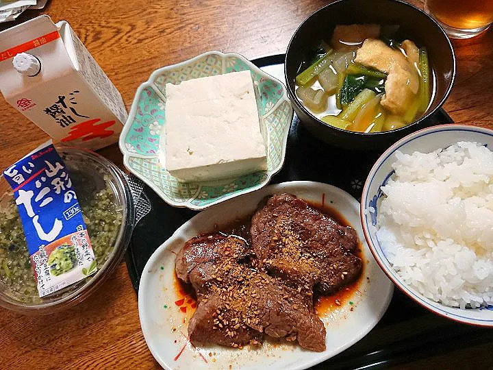 焼肉
冷奴
(山形のだしをのせて )
お汁
(白ねぎ 小松菜 玉ねぎ うすあげ)|たつかばさん