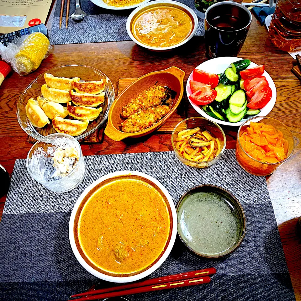 ミートボールのカレークリーム煮、餃子、胡瓜とトマト、常備菜、漬物|yakinasuさん