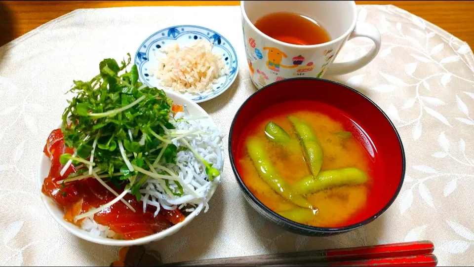 7/15の夕食
マグロの漬け丼と枝豆の味噌汁|卯月さん