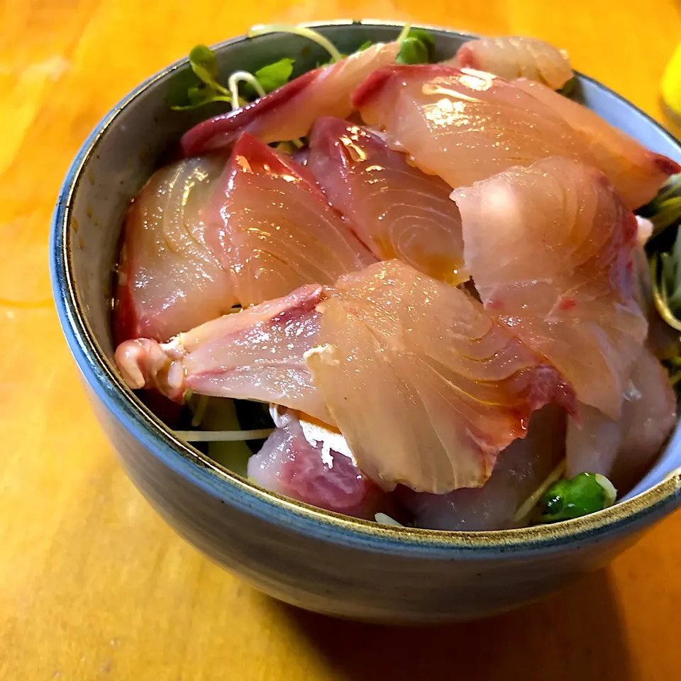 釣り魚丼|沖縄「ピロピロ」ライフさん