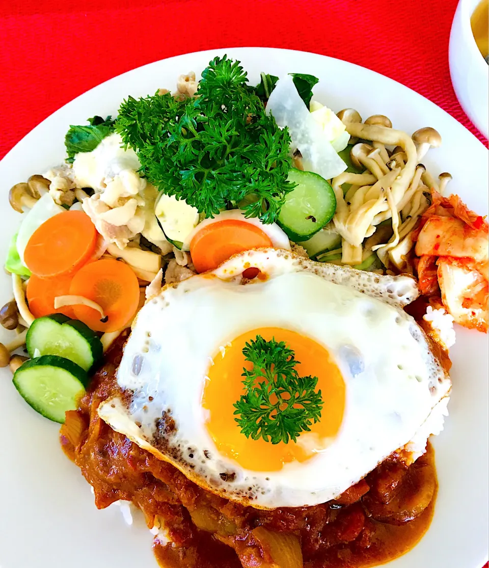 Snapdishの料理写真:スパイスチキンカレー🍛茹で豚野菜のわさびマヨネーズドレッシングで😋|HAMI69さん