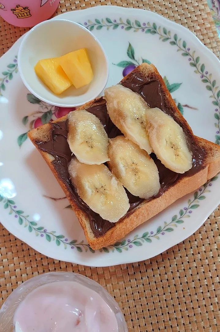 ファミマの究極のしっとりもっちり食パンにヌテラとバナナのせて朝ご飯🌅|ポチさん