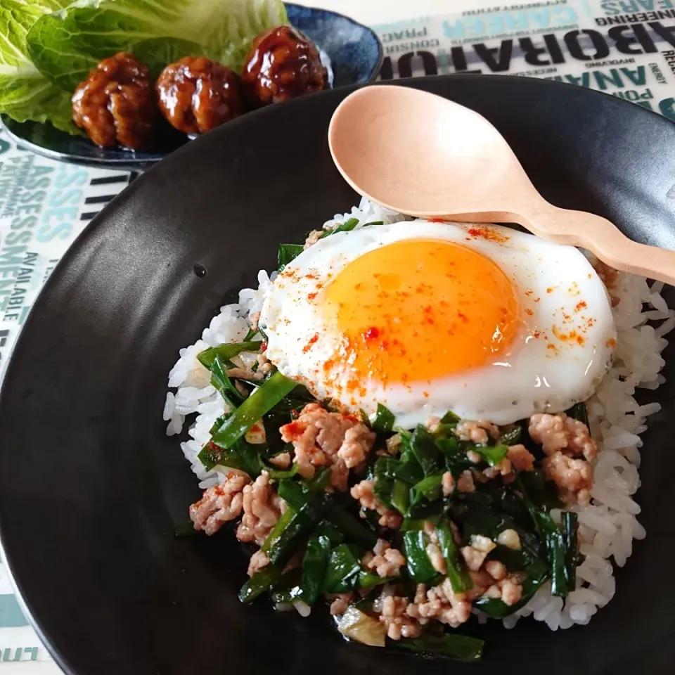 おかちさんの料理 スタミナ肉みそ乗っけご飯🍀|ポトスさん