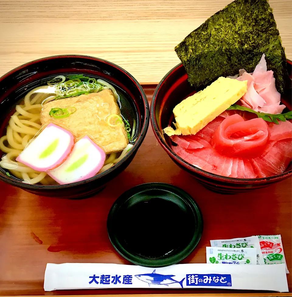 Snapdishの料理写真:今日のﾗﾝﾁは＂鉄火丼 & きつねうどん＂|mottomoさん