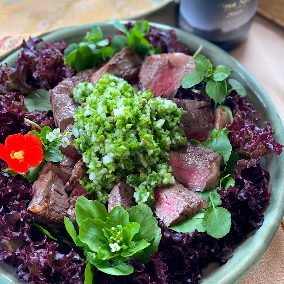 🙆‍♀️29🥩オニクの日 ③. ♥️🥩♥️ステーキサラダ with グリーンサルサ|ゆきぽん@ゆきの家飲み料理さん