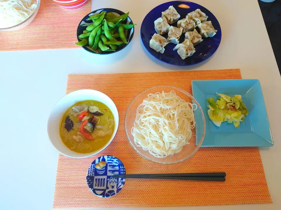 今日の夕食　グリーンカレー、そうめん、キャベツサラダ、焼売、枝豆|pinknari🐰🌈さん