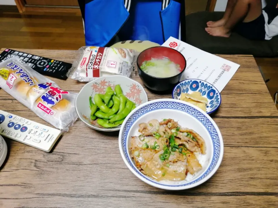 豚バラ焼き肉丼、うす揚げの煮物、枝豆、キャベツのみそ汁。|ariyo4200さん