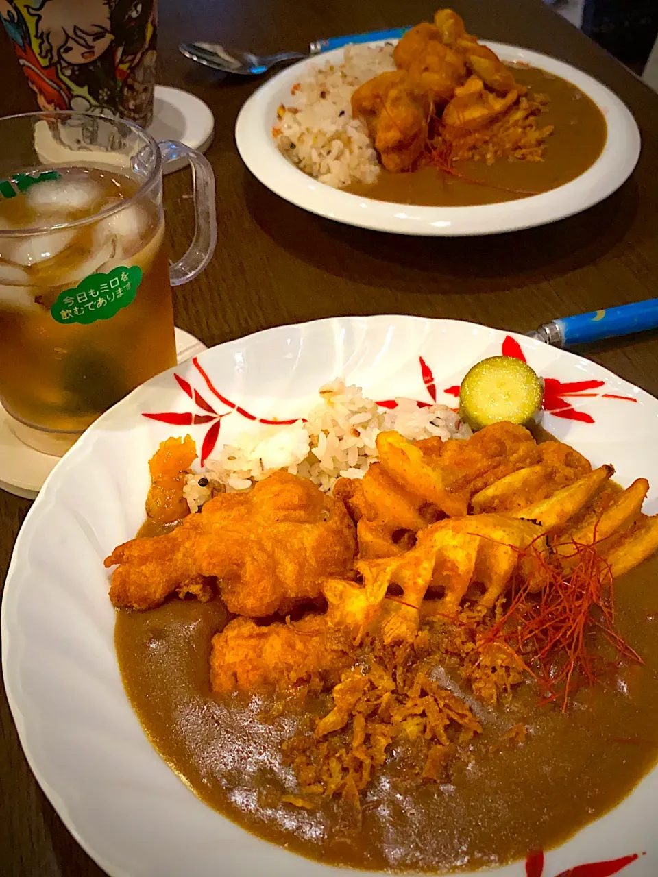 Snapdishの料理写真:フライドチキンカレー　ワッフルフライドポテト　フライドオニオン　糸唐辛子🌶  麦茶|ch＊K*∀o(^^*)♪さん