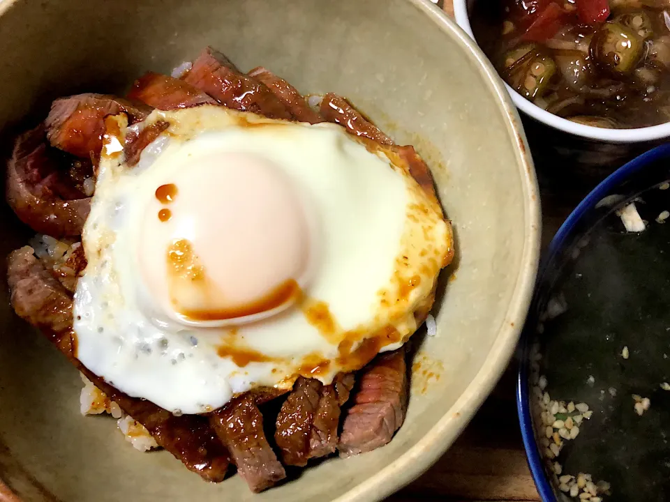 #ステーキエッグ丼 #ワカメスープ #夏野菜のもずく浸し|トリさん