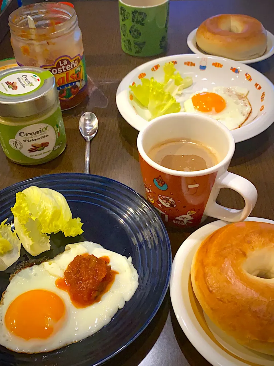 目玉焼き🍳　サルサソース　ベーグル🥯　ピスタチオスプレッド　コーヒー☕️|ch＊K*∀o(^^*)♪さん