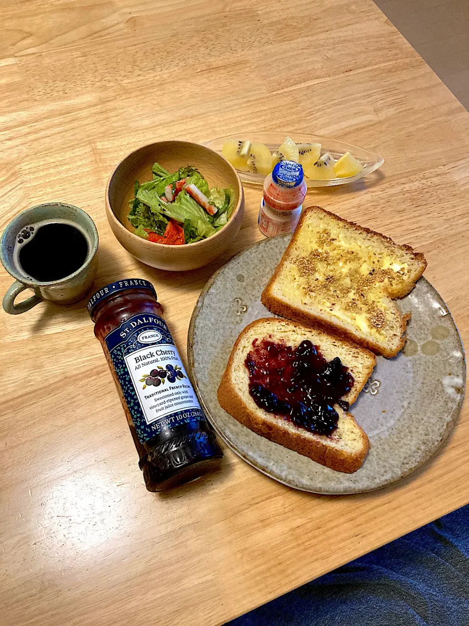 Snapdishの料理写真:朝焼きディニッシュ食パン🍞でブラックベリージャムand胡麻マヨパン、大葉とカニカマのサラダ、ゴールデンキウイ、有機穀物コーヒー、ヤクルト(´◡`๑)|さくたえさん