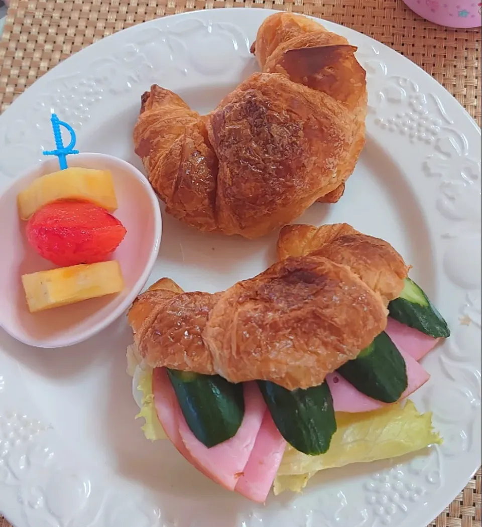 超熟クロワッサンでサンドイッチの朝ご飯🌅|ポチさん