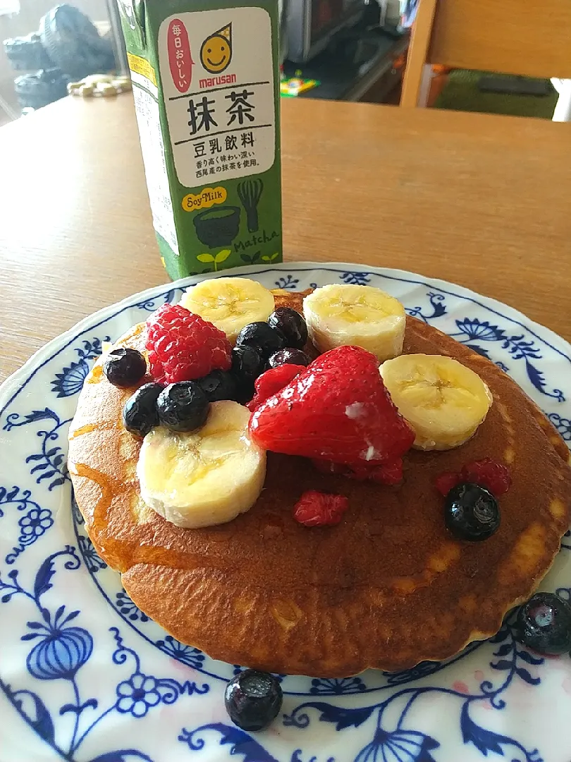 ホットケーキと抹茶豆乳でブランチ|まきごろうさん