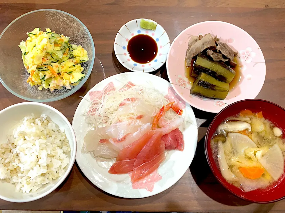 お刺身　根菜の味噌汁　なすと豚肉の煮びたし　ポテトサラダ|おさむん17さん