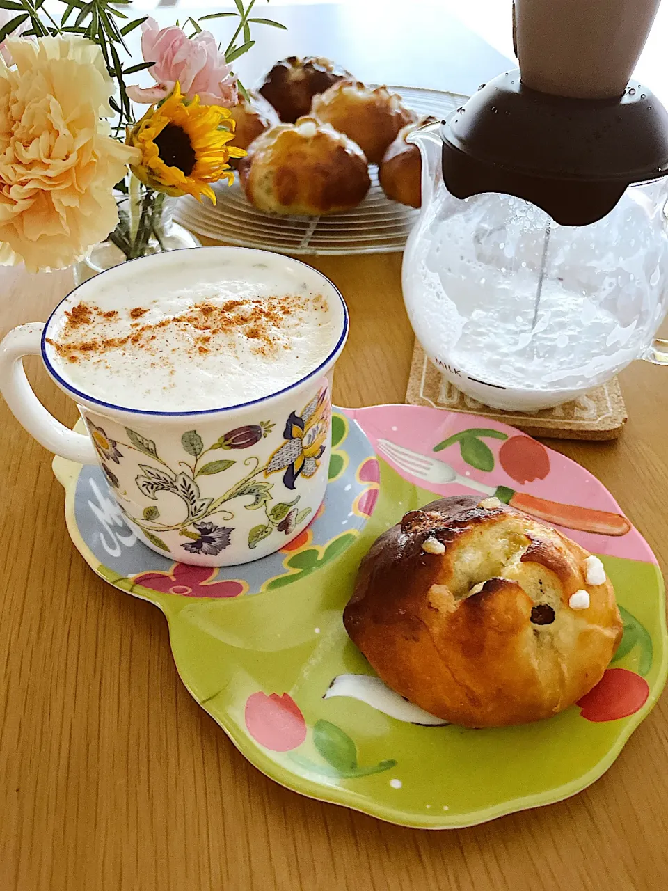 Snapdishの料理写真:今日焼いたパンとカフェラテでコーヒーブレイク|Mikaさん