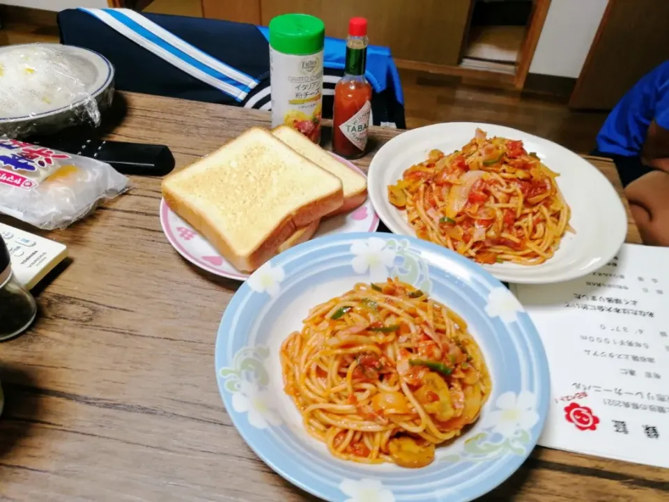 自家製ソースの、昭和のナポリタン。

どこが昭和かというと、麺は昨日ゆでたやつです。フライパンで炒めます。|ariyo4200さん