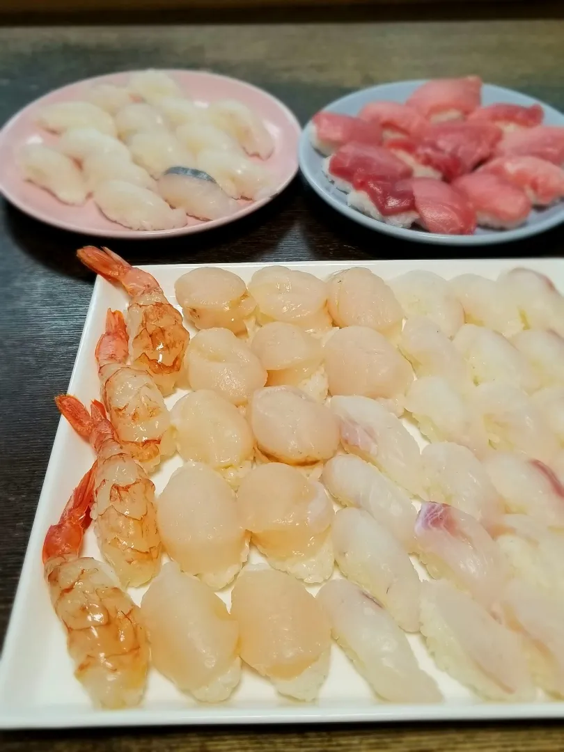 Snapdishの料理写真:陸奥湾ホタテ、赤海老、マゾイ、メダイ、生本マグロトロにぎり|ぱんだのままんさん