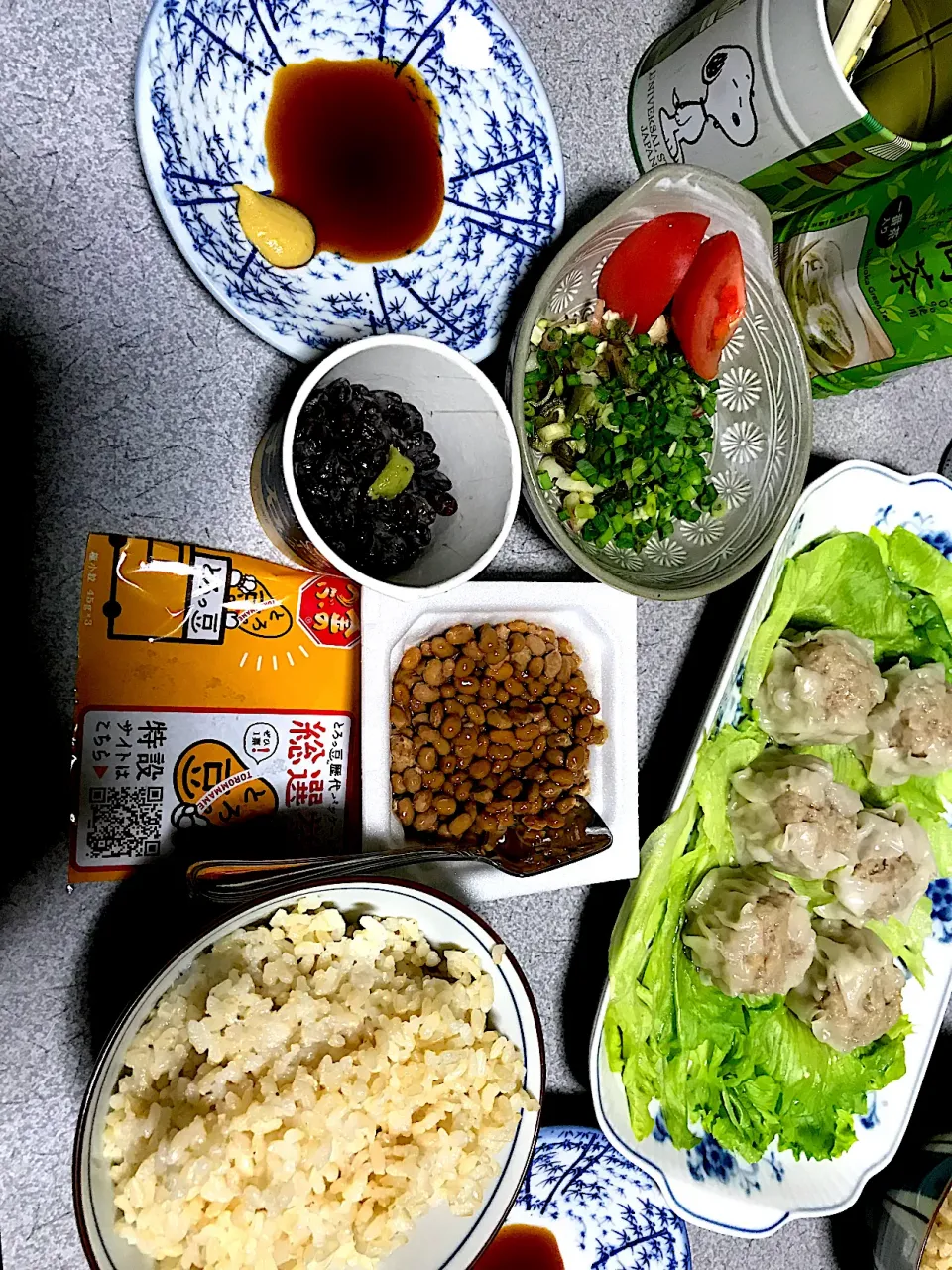 ちょっと久々な納豆定食ふうに #夕飯　ロウカット玄米ご飯、納豆2種(幻の大豆黒千石小粒納豆、金のつぶとろっ豆納豆)、焼売(からし醤油で)、しんなりレタス、たっぷり薬味(トマトねぎミョーガ)|ms903さん