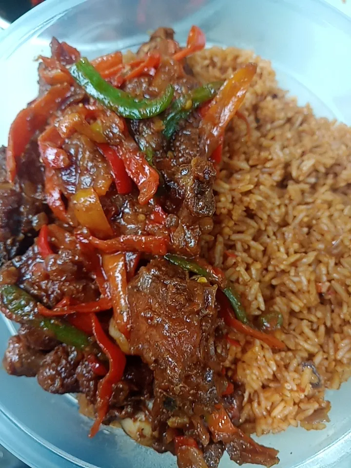 jollof rice with fried, peppered chicken|Dooshima Akadeさん