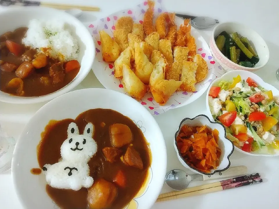 夕食(*^^*)
カレーライス🍛
揚げ物(海老フライ、ハッシュドポテト、チーズ春巻き)
豆腐サラダ🥗
きゅうり漬物
福神漬け|プリン☆さん