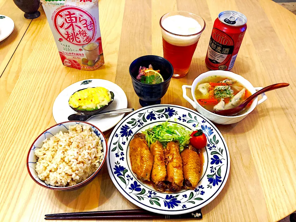 今日の夕食　手羽中の甘辛煮　手羽先の野菜スープ　サーモンとレッドオニオンとイタリアンパセリのマリネ　アボカドグラタン　もち麦入り胚芽米|ふわ猫はなちゃんさん