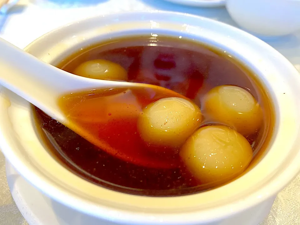 Snapdishの料理写真:Glutinous rice dumplings with sesame seed paste in ginger tea|skyblueさん