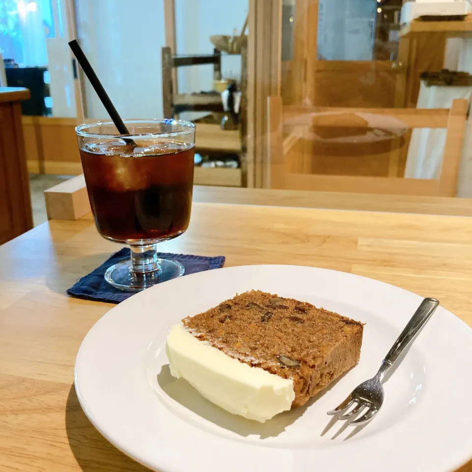 キャロットケーキとアイスコーヒー🥤|ちゃみこさん