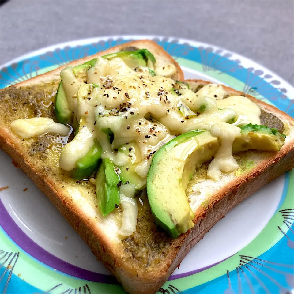 アボカドチーズバジルトースト🧀🍞🥑|ららさん