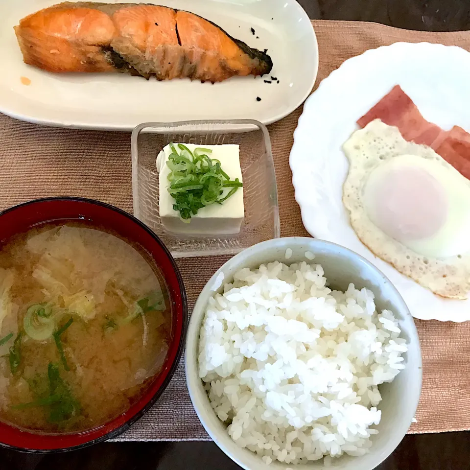 焼鮭、目玉焼き、奴、白菜と大根のお味噌汁|純さん