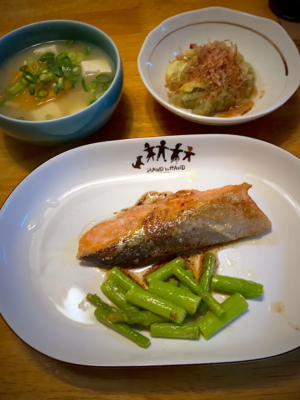 鮭のムニエルと、焼き茄子と、なめこと南瓜と豆腐の味噌汁|もえさん