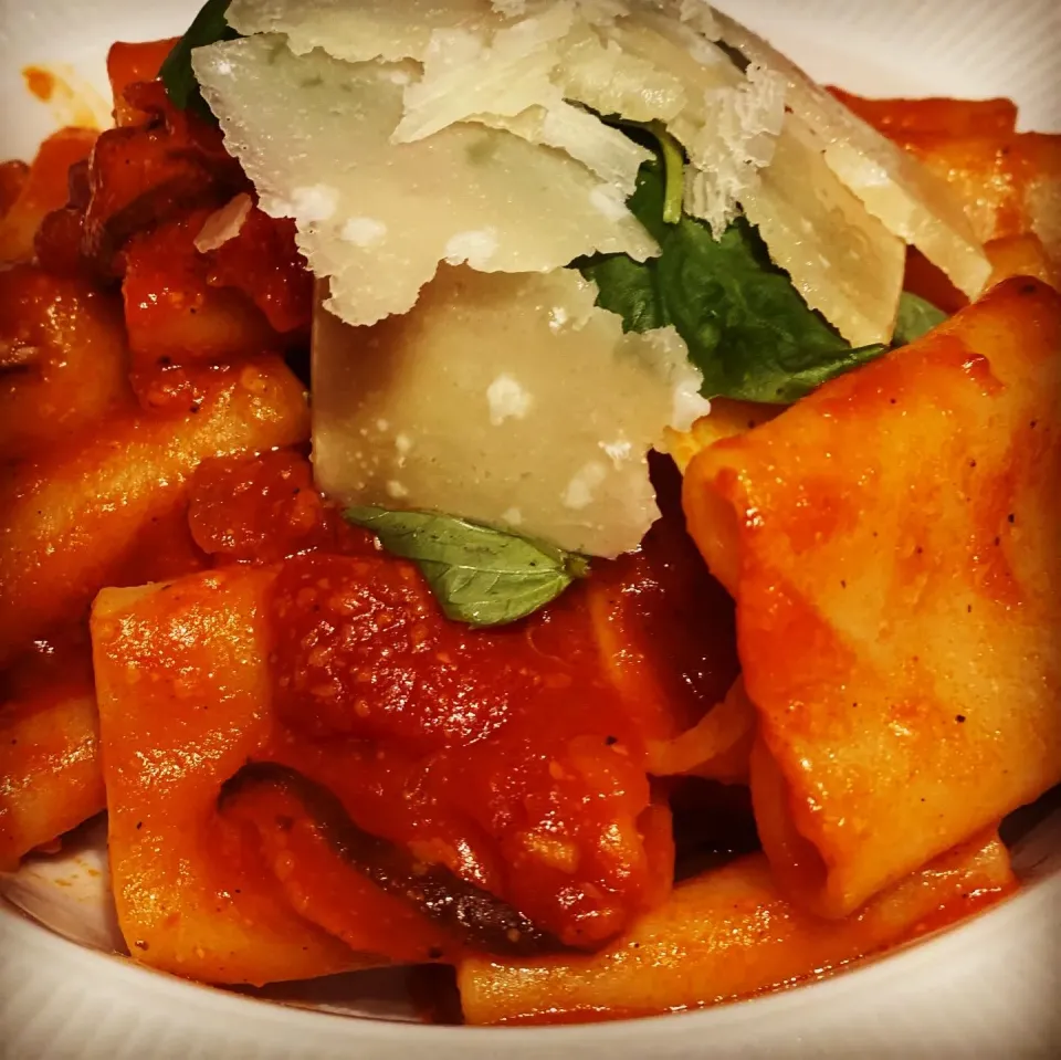 Spicy Arrabbiata Sauce with Chorizo, Mushrooms, Fresh Basil 
With Rigatoni Pasta 
#tomatosauce 
#spicy #chorizo 
#pasta #Italian
#chefemanuel 
#ilovecooking|Emanuel Hayashiさん