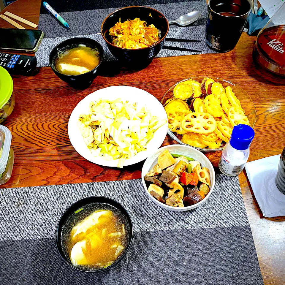 キャベツとイカの炒め物、里芋、蓮根、鶏モモ煮物芋天、蓮根天、スープ餃子、常備菜、漬物|yakinasuさん