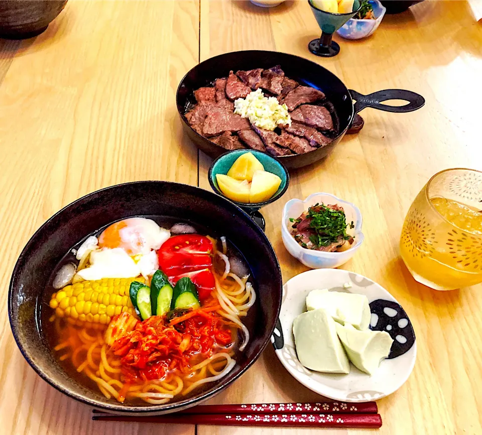 今日の夕食　盛岡冷麺　ねぎ塩ダレ焼肉　鶏モモ肉タタキの香味ポン酢和え　枝豆豆腐　白桃|ふわ猫はなちゃんさん